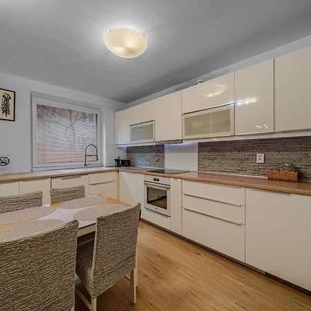 Huge Apartment Next To Train Station Close To The City Center Pressburg Exterior foto